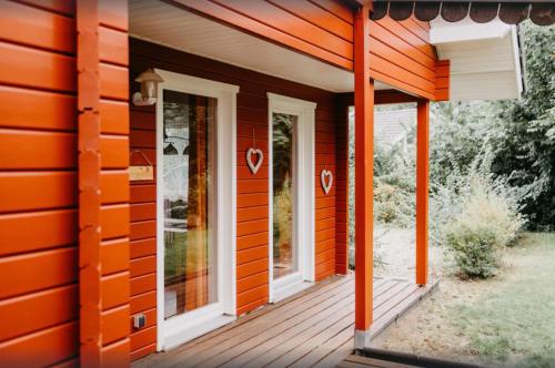 an orange front porch of a house at Haus Hanni Zarrentin am Schaalsee in Zarrentin