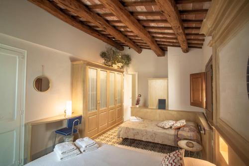 1 dormitorio con 1 cama y 1 sofá en una habitación en Cal Fuster De La Plaça, en Sant Martí de Tous