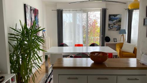 - une cuisine avec une table et une plante dans une pièce dans l'établissement Maison entière au calme à Saint-Max/Nancy, à Saint-Max