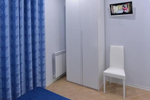 a room with a blue shower curtain and a chair at Residenza Duomo in Avezzano