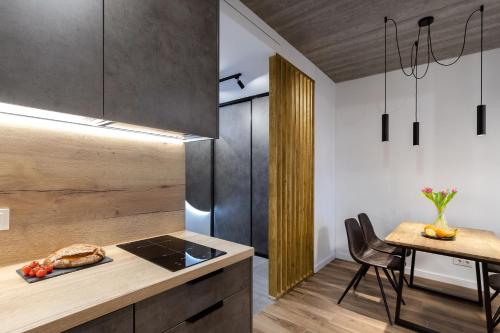 Η κουζίνα ή μικρή κουζίνα στο City Center Sanctuary Modern Business-Class Studio with Free Parking in the Heart of Vilnius