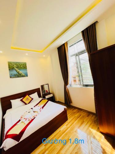 Una cama o camas en una habitación de Sapphire Hotel Hue