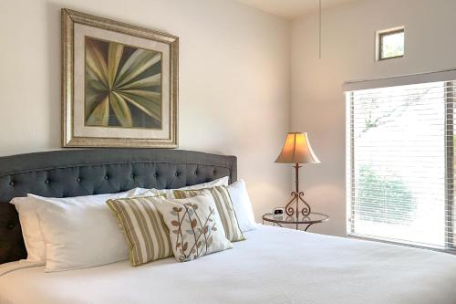 ein Schlafzimmer mit einem Bett und einem Fenster in der Unterkunft Vistoso Resort Casita #138 in Tortolita