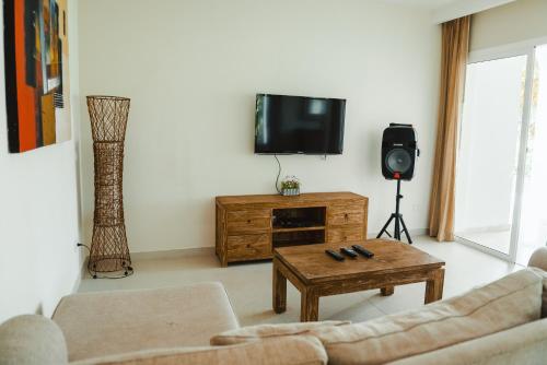 TV a/nebo společenská místnost v ubytování Private Villa LaPerla Iberosta 3BDR, Pool, Beach, WiFi