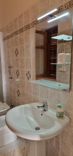 een badkamer met een wastafel en een spiegel bij Villa Anna in Marsala