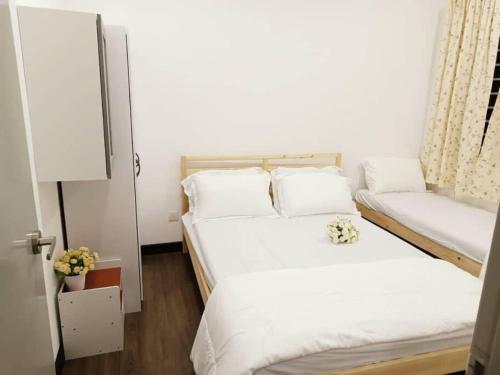 カジャンにあるBotanic Home-Lovely 3 Bedrooms Condo Vista Bangiのベッドルーム1室(白いシーツと白い枕のベッド2台付)