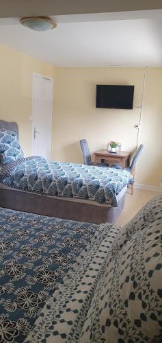 Postel nebo postele na pokoji v ubytování Hôtel Harbonnières