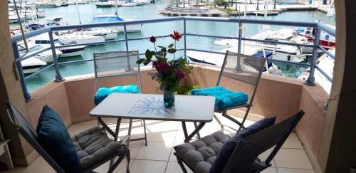 Studio avec vue sur la mer balcon et wifi a Frejus a 1 km de la plage