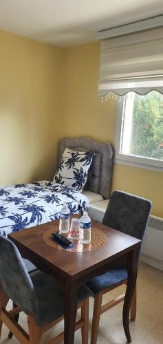 une salle à manger avec une table et un lit dans l'établissement Hôtel Harbonnières, à Harbonnières