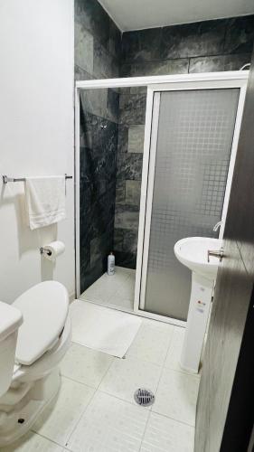 Hotel Villa Pralayaにあるバスルーム