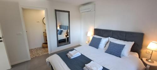 Postel nebo postele na pokoji v ubytování New Apartments Škofije Ankaran