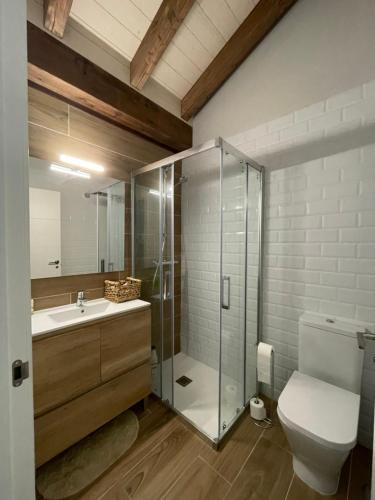 Phòng tắm tại Casa adosada agradable entre playas y montañas