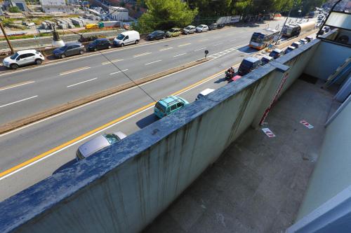 an overhead view of a highway with cars parked on a bridge at Affittacamere "SAN MARTINO ROOMS" in Genova