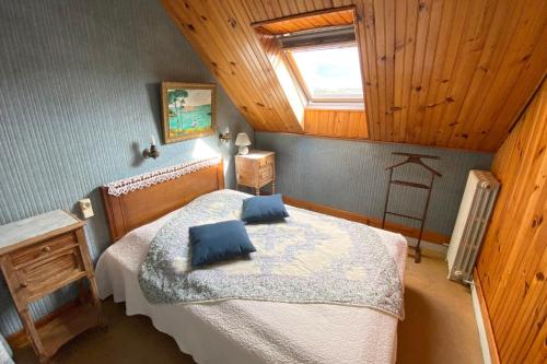 Ένα ή περισσότερα κρεβάτια σε δωμάτιο στο Locquenole house with sea view