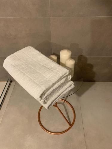 een glazen tafel met een witte handdoek erop bij Villa luxury con piscina in Mesagne