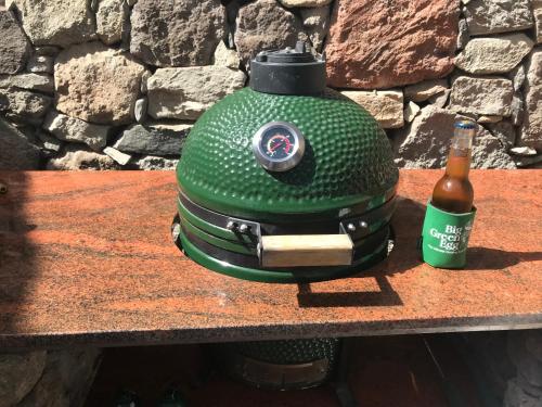 una botella de cerveza sentada en una mesa junto a una botella de cerveza en Finca La Sabina en Risco Blanco