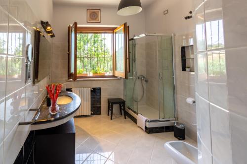 ピアッツァ・アルメリーナにあるB&B La Roverellaのバスルーム(シャワー、シンク付)