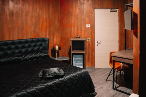 フロジノーネにあるDal Patricanoのベッドルーム1室(黒いベッド1台、テーブル、デスク付)