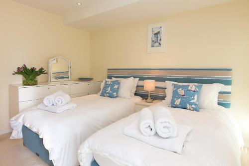 2 camas con toallas en un dormitorio en Carbis Sands, en Carbis Bay
