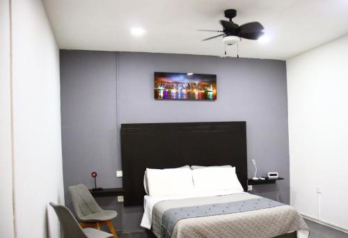 a bedroom with a bed and a tv on the wall at Loft Hermoso con Jacuzzi in Villahermosa