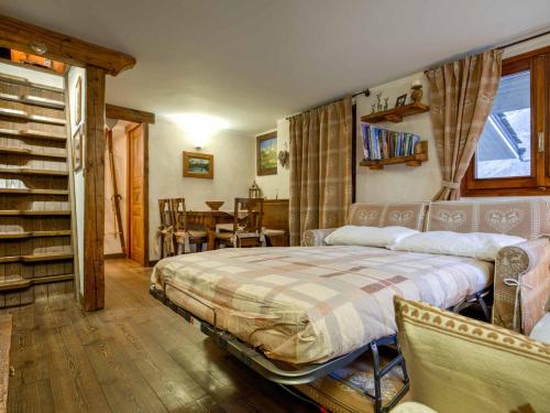 a bedroom with a bed and a dining room at Bellissimo appartamento con vista sul Cervino in Breuil-Cervinia