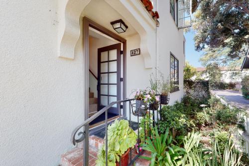 una puerta a una casa con plantas delante de ella en San Miguel en Santa Bárbara