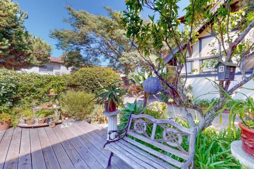 聖巴巴拉的住宿－San Miguel，木甲板上长着长凳,上面有植物