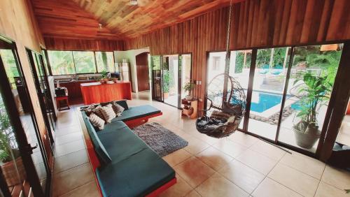 einen Luftblick auf ein Wohnzimmer mit einem Sofa in der Unterkunft Villa Cocos la Fortuna in Fortuna
