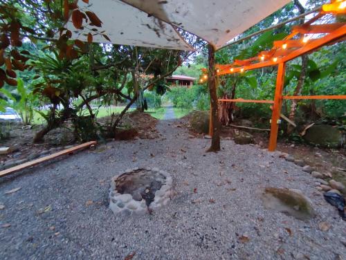 Jardín al aire libre en Villa Cocos la Fortuna