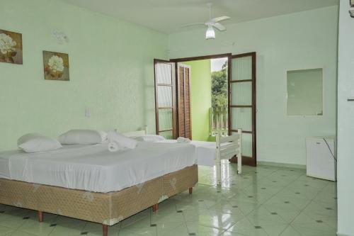 um quarto com 2 camas e uma ventoinha de tecto em Estância Solazer em Santa Isabel