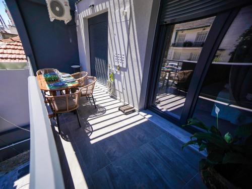 d'un balcon avec une table et des chaises. dans l'établissement Albatross Volos Luxury Apartment, à Vólos