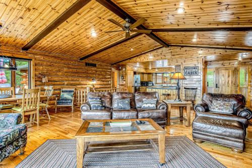 Ruang duduk di Carroll's Cabin