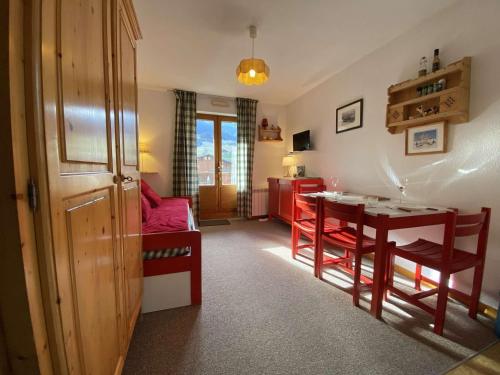 une cuisine et une salle à manger avec une table et des chaises dans l'établissement Charmant T2 proche centre et pistes, balcon sud - FR-1-603-60, à Praz-sur-Arly