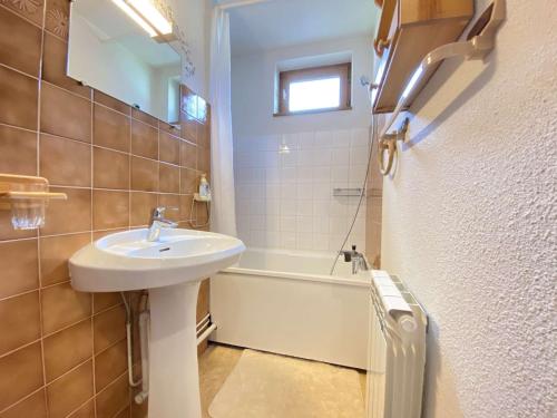 une salle de bain avec un lavabo et une baignoire dans l'établissement Charmant T2 proche centre et pistes, balcon sud - FR-1-603-60, à Praz-sur-Arly
