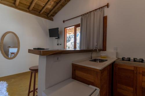 bagno con lavandino e specchio di Casa Luar Trancoso a Trancoso