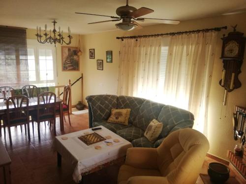 uma sala de estar com um sofá e uma mesa em LOS PRUNOS em Maello