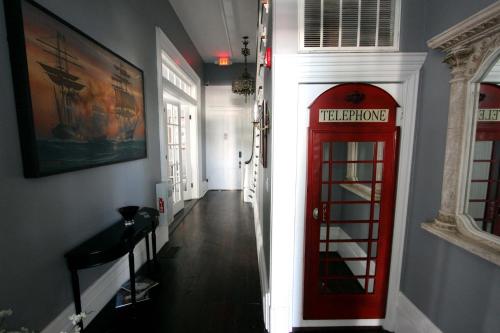 un pasillo con una cabina de teléfono rojo en una casa en The George Manor, en Galveston