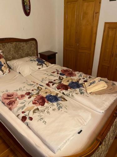 Ein Bett oder Betten in einem Zimmer der Unterkunft Apartma Jožica in Tonček