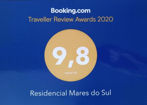 un cartel que dice "premios de revisión de viajes con un círculo de oro" en Residencial Mares do Sul, en Florianópolis