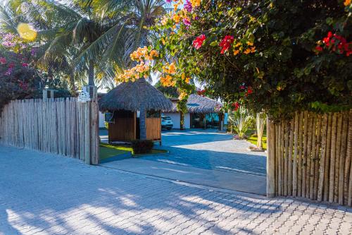 a small gazebo on a sidewalk next to a fence at Hotel de Charme Illuminare Stile in Fortim