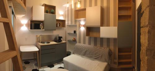 une petite cuisine avec un évier et un micro-ondes dans l'établissement Charmant studio Lyon Terreaux - hyper centre, à Lyon