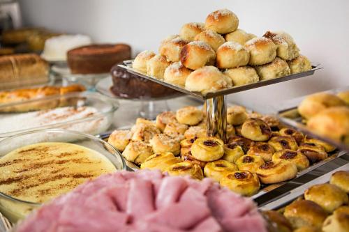 uma exposição de produtos de pastelaria e de bolos e outros produtos de pastelaria em Hotel Bizzon em Jequié