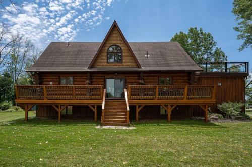 ブライトンにあるUnique Log House by the Lake, Retreat with Spa Amenities near Presque'ile Provincial Parkのギャラリーの写真