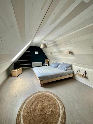 - une chambre avec un grand lit et un grand tapis dans l'établissement Maison de ville - centre ville, à Lannion