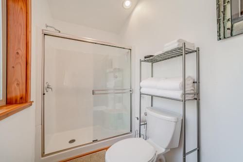 ein Bad mit einer Dusche und einem weißen WC in der Unterkunft The DoJo in Fortuna