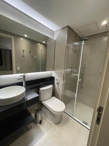 a bathroom with a toilet and a shower and a sink at Flat particular incrível dentro do hotel M Ibirapuera em Moema in São Paulo