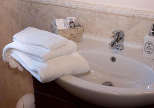 bagno con lavandino e asciugamani di Villa Silvia a Marco Simone