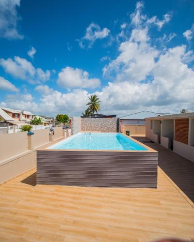 een zwembad op het dak van een gebouw bij T3 Jacuzzis et piscine au centre ville de Port-Louis in Port-Louis