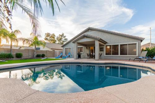 una casa con piscina frente a una casa en Obispo home, en Mesa