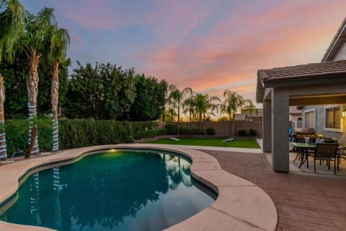 una piscina en el patio trasero de una casa en Obispo home, en Mesa